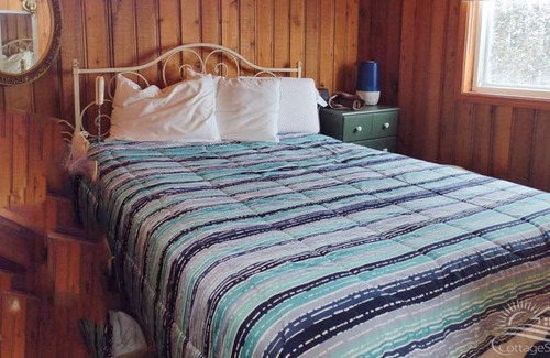 Bluewater Cottage | Serene Sunsets -Lakeside Comfort Awaits