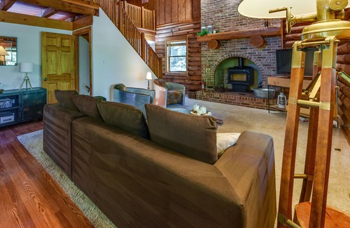 Bassett Cabine | Serene Twin Lakes Cabin w/ Fire Pit & Fireplace!