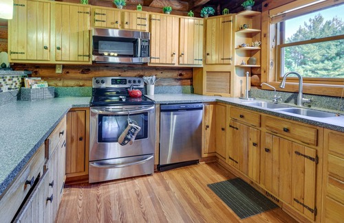Bassett Cabine | Serene Twin Lakes Cabin w/ Fire Pit & Fireplace!