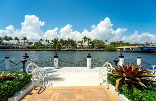 Boca Raton Appartement | Serene Waterfront 2BR 2BA with Intracoastal Views, Pool, Balcony, Parking