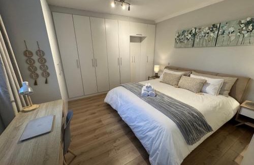 Eversdal Appartement | Serene waterfront escape! Luxury, King bed!