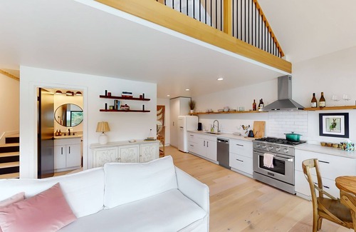Fox Island Cottage | Serene waterfront home with gorgeous deck & views of the cove/mountains