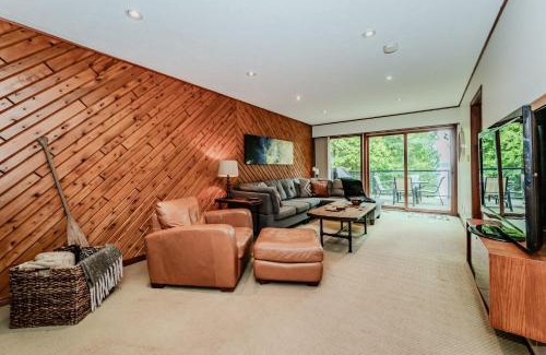 Wiarton Chalet De Ski | Serene Waterfront Retreat