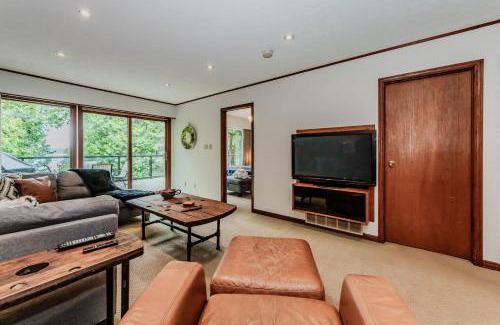 Wiarton Chalet De Ski | Serene Waterfront Retreat