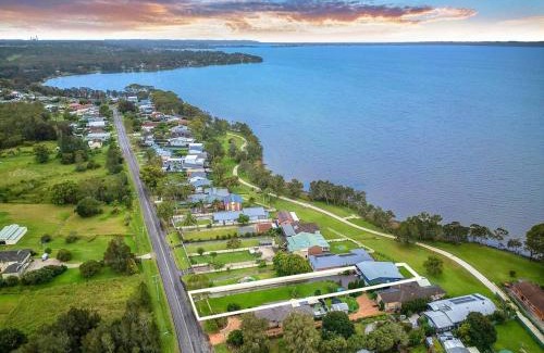Tuggerawong Maison | Serenity by the Lake