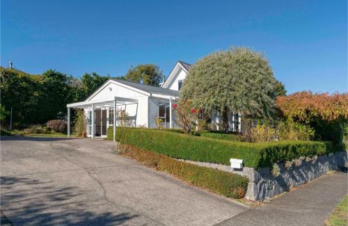 Richmond Heights Maison | Serenity Cottage - Taupo Holiday Home
