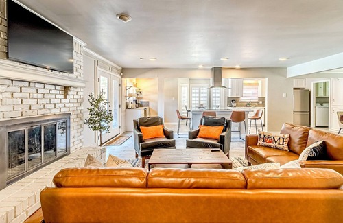 Lake Highlands Maison | "Serenity Dallas": 5BD/2.5BA House with Pool-Jacuzzi/Pool Table/2 Living Areas!