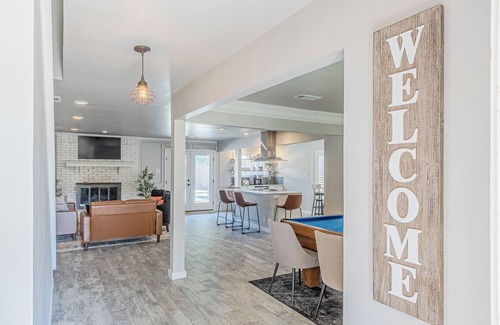 Lake Highlands Maison | "Serenity Dallas": 5BD/2.5BA House with Pool-Jacuzzi/Pool Table/2 Living Areas!