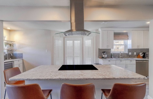 Lake Highlands Maison | "Serenity Dallas": 5BD/2.5BA House with Pool-Jacuzzi/Pool Table/2 Living Areas!