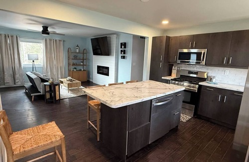 Dixon Maison | Serenity Dream House. Peaceful 3 bedroom house.