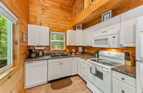 Fort Payne Cabine | Serenity Escape Treehouse on 14 Acres with easy trails, fire pit and hammock.