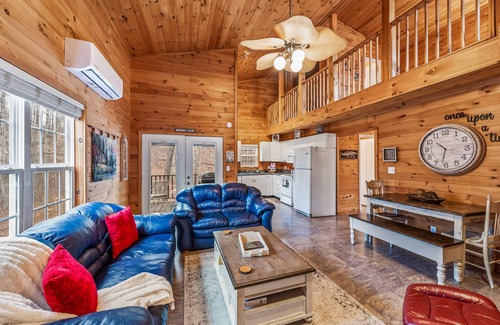 Fort Payne Cabine | Serenity Escape Treehouse on 14 Acres with easy trails, fire pit and hammock.