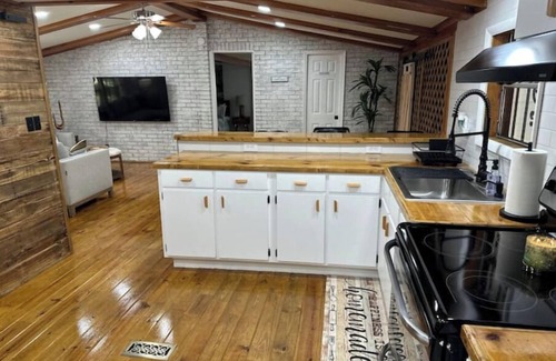 Fort White Cabine | Farmhouse near FL Springs. Cabin, game room, fire-pit, grill, pond, trampoline.