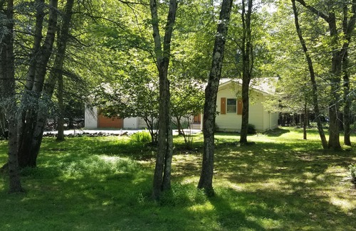 Jim Thorpe Cabine | Serenity & Fun Cozy Pocono Cabin! Family Friendly Beach /Lake/Pool & Playgrounds