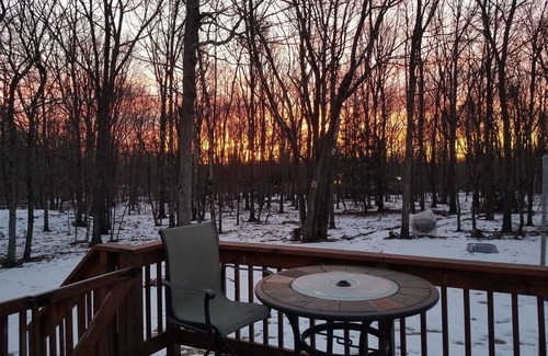 Jim Thorpe Cabine | Serenity & Fun Cozy Pocono Cabin! Family Friendly Beach /Lake/Pool & Playgrounds