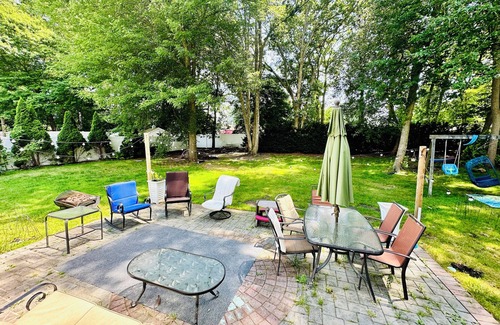 Coram Appartement | Serenity Haven: Cozy 2-Bedroom Home with Spacious Living & Big Backyard