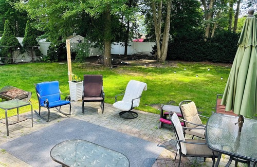 Coram Appartement | Serenity Haven: Cozy 2-Bedroom Home with Spacious Living & Big Backyard