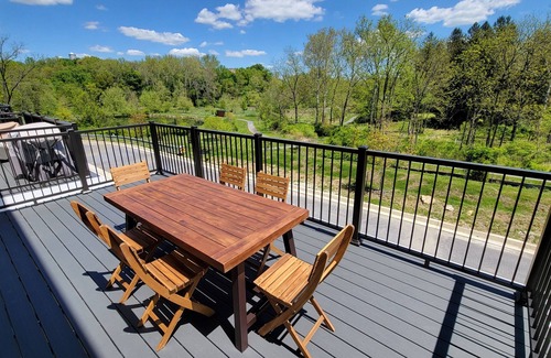 Sykesville Maison | Serenity in Sykesville! Remote 4 BR Townhome w Scenic View, Free Parking