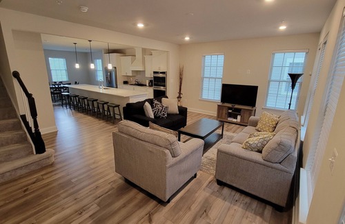 Sykesville Maison | Serenity in Sykesville! Remote 4 BR Townhome w Scenic View, Free Parking
