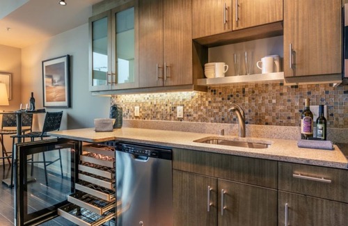 Belltown Copropriété | Serenity in the City: 1BR Condo at Via 6
