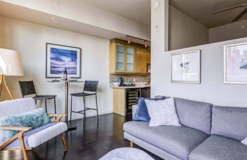 Belltown Copropriété | Serenity in the City: 1BR Condo at Via 6