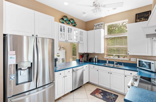 Jose's Hideaway Maison | SERENITY NOW~1 Min. To BEACH!-SCREENED-IN HEATED POOL-2 Carts-4&6, Island Club