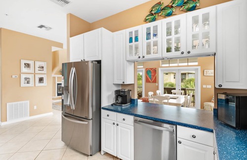 Jose's Hideaway Maison | SERENITY NOW~1 Min. To BEACH!-SCREENED-IN HEATED POOL-2 Carts-4&6, Island Club