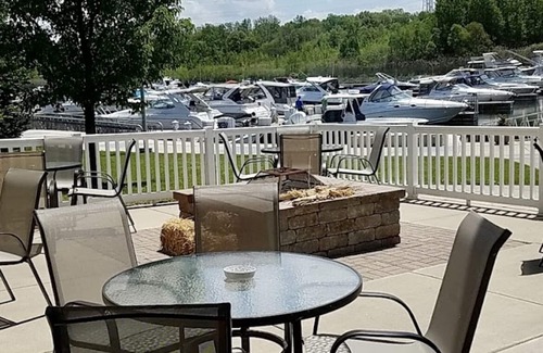 Portage Copropriété | Serenity on the Shores - with easy transport to Chicago/SouthShore across the St