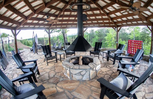 Mill Spring Cabine | Serenity Ridge Cabin C: Couple's Escape
