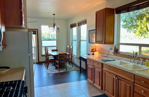 Eatonville Maison | Serenity Shores: Lakefront Vacation Home with Indoor Playhouse!