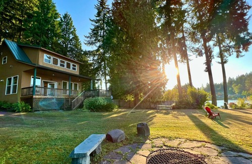 Eatonville Maison | Serenity Shores: Lakefront Vacation Home with Indoor Playhouse!