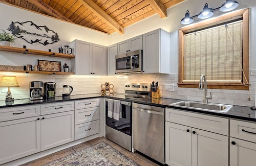 Blairsville Cabine | “Serenity Wow!” Cabin on the Creek Close to Town