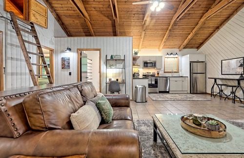 Blairsville Cabine | “Serenity Wow!” Cabin on the Creek Close to Town