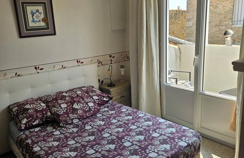 Lezignan-Corbieres Lit Et Petit-Déjeuner | Serge Le Belge Chambres D'Hôtes - Room 1 double bed with balcony