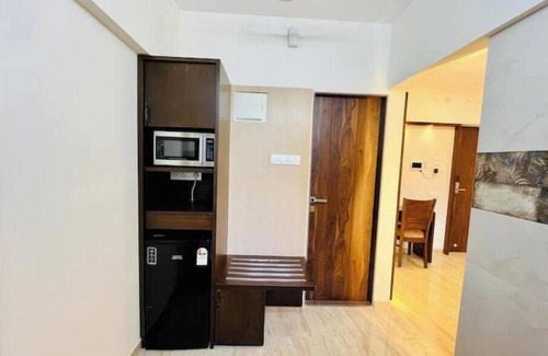 Kandivali East Appartement | Serviced Suite with Kitchenette near Mindspace