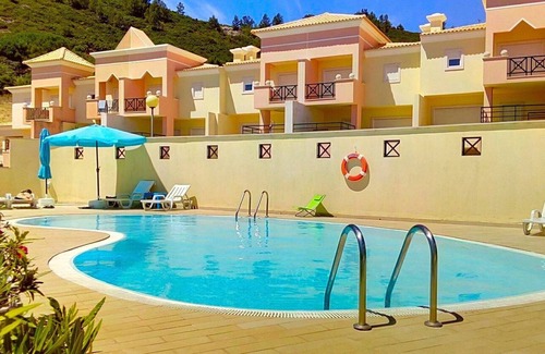 Zambujal de Cima Villa | Sesimbra Seaside Duplex 750m shared Pool & Beach