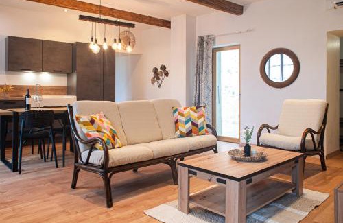 Saint-Vincent-de-Barres Appartement | Seven Keys - La cour du Barres