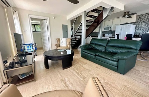 Northwest Point Copropriété | Seven Mile View #1: 2 Bedroom Oceanfront Condo w/ Pool