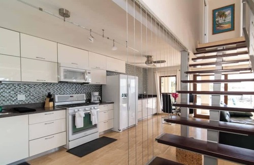 Northwest Point Copropriété | Seven Mile View #1: 2 Bedroom Oceanfront Condo w/ Pool