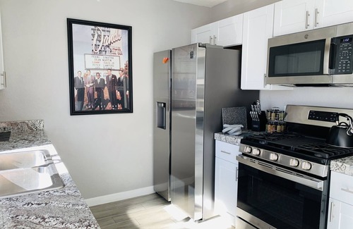 Spring Valley Maison | Seven minutes to Strip and Allegiant Stadium.