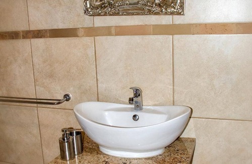 Moqhaka Maison | Sevens Guest House