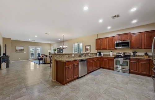 Seville Maison | Seville Beauty. 4 beds + Office and Sparkling Pool, Fire Pit! 30 Night Min.