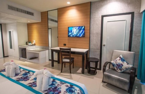 Kata Station Balnéaire | Chambre double Deluxe confortable près de la plage (D7)