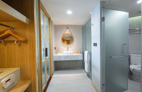 Kata Station Balnéaire | Suite Regency de luxe avec jacuzzi et vue panoramique