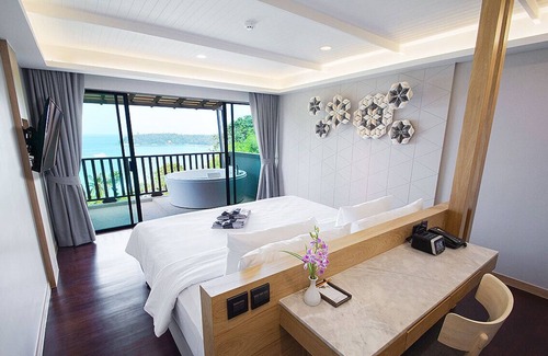Kata Station Balnéaire | Suite Regency de luxe avec jacuzzi et vue panoramique