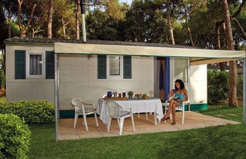 Baia Domizia Chalet De Ski | Shaded Retreat by the Beach