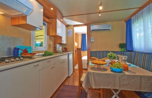 Baia Domizia Chalet De Ski | Shaded Retreat by the Beach