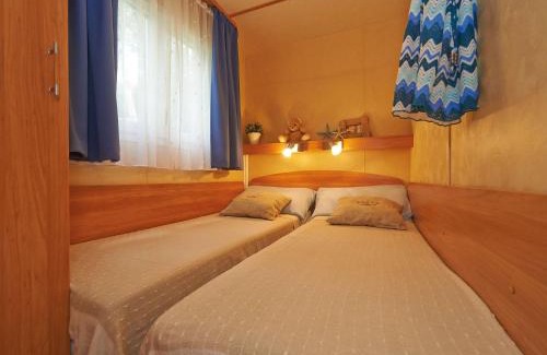 Baia Domizia Chalet De Ski | Shaded Retreat by the Beach