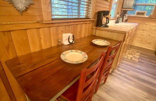 Quitman Cabine | SHADY CEDAR LOG CABIN: Spiritual Retreat & Country Resort for Rest & Restoration