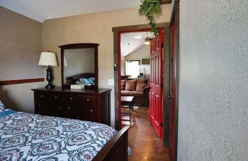 Hugo Cabine | Shady Oaks RV Resort 1 Bedroom Modern Cabin